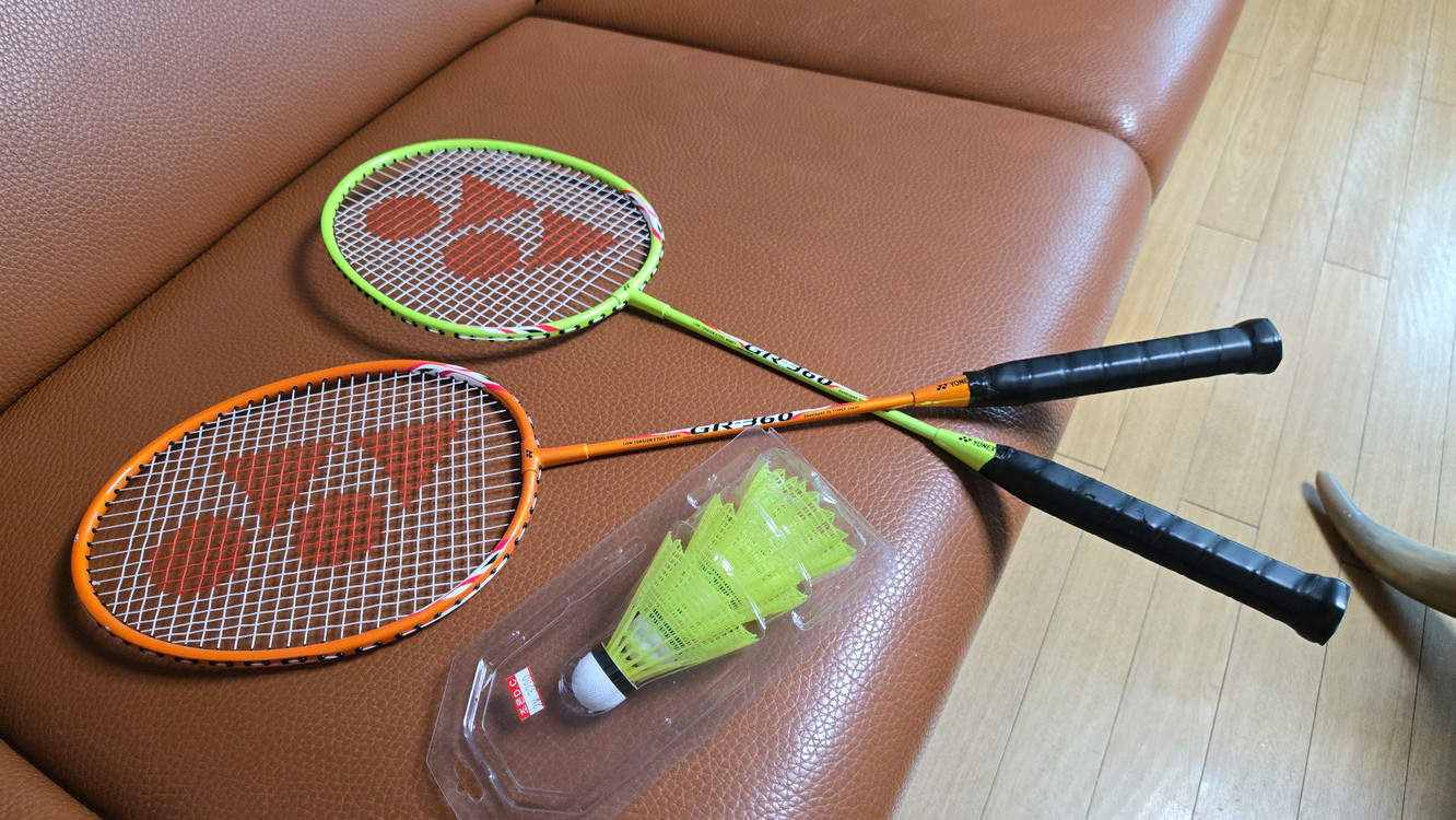 요넥스 GR-360 배드민턴 라켓 2개 세트(셔틀콕 포함) 이미지