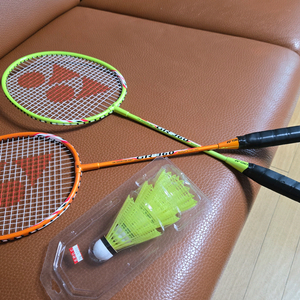 요넥스 GR-360 배드민턴 라켓 2개 세트(셔틀콕 포함) 이미지