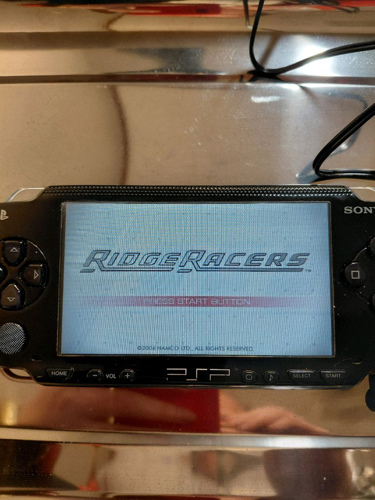 소니 PSP-1005 게임기 판매해요화면 깨끗하고 버튼 작동 잘 돼요다양한 게임을 즐길 수 있는 휴대용 게임기입니다 이미지