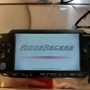 소니 PSP-1005 게임기 판매해요화면 깨끗하고 버튼 작동 잘 돼요다양한 게임을 즐길 수 있는 휴대용 게임기입니다 이미지