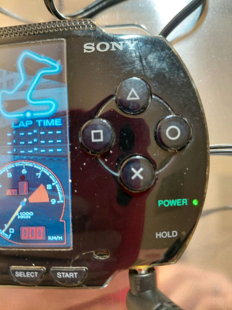 소니 PSP-1005 게임기 판매해요화면 깨끗하고 버튼 작동 잘 돼요다양한 게임을 즐길 수 있는 휴대용 게임기입니다 이미지