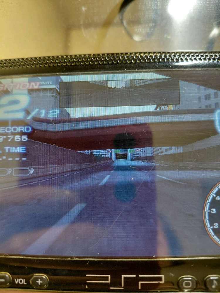 소니 PSP-1005 게임기 판매해요화면 깨끗하고 버튼 작동 잘 돼요다양한 게임을 즐길 수 있는 휴대용 게임기입니다 이미지