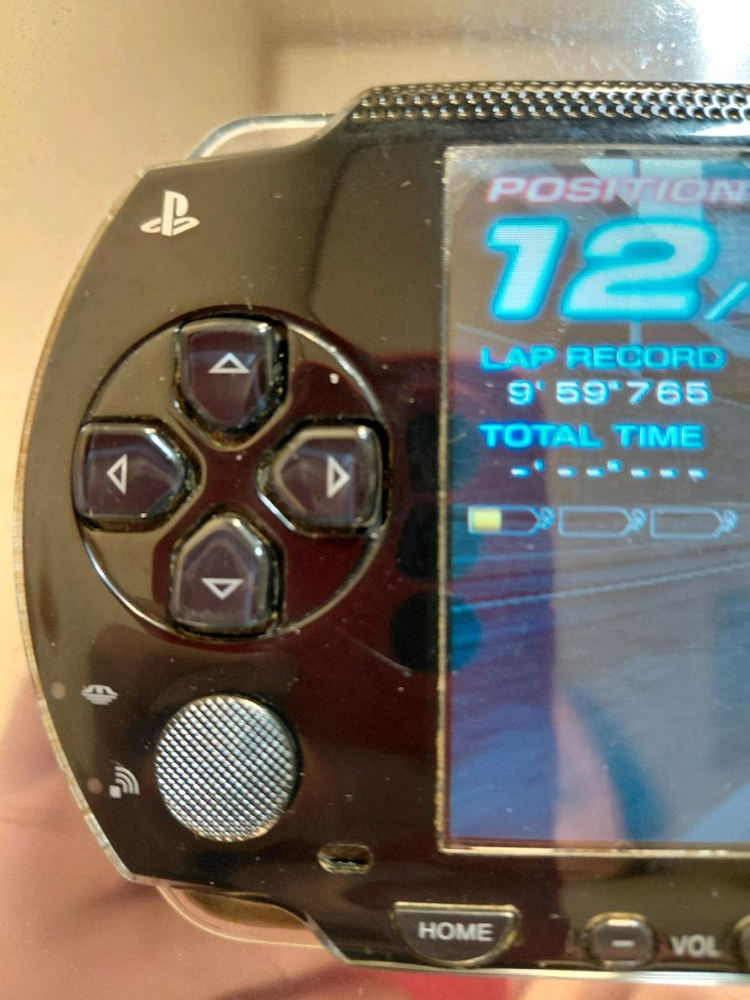 소니 PSP-1005 게임기 판매해요화면 깨끗하고 버튼 작동 잘 돼요다양한 게임을 즐길 수 있는 휴대용 게임기입니다 이미지