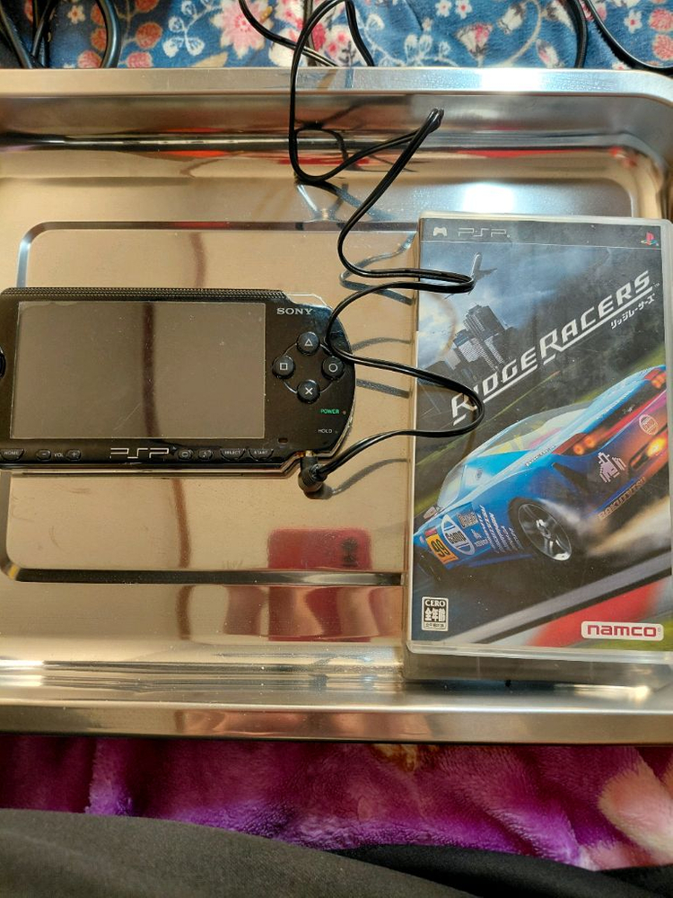 소니 PSP-1005 게임기 판매해요화면 깨끗하고 버튼 작동 잘 돼요다양한 게임을 즐길 수 있는 휴대용 게임기입니다 이미지