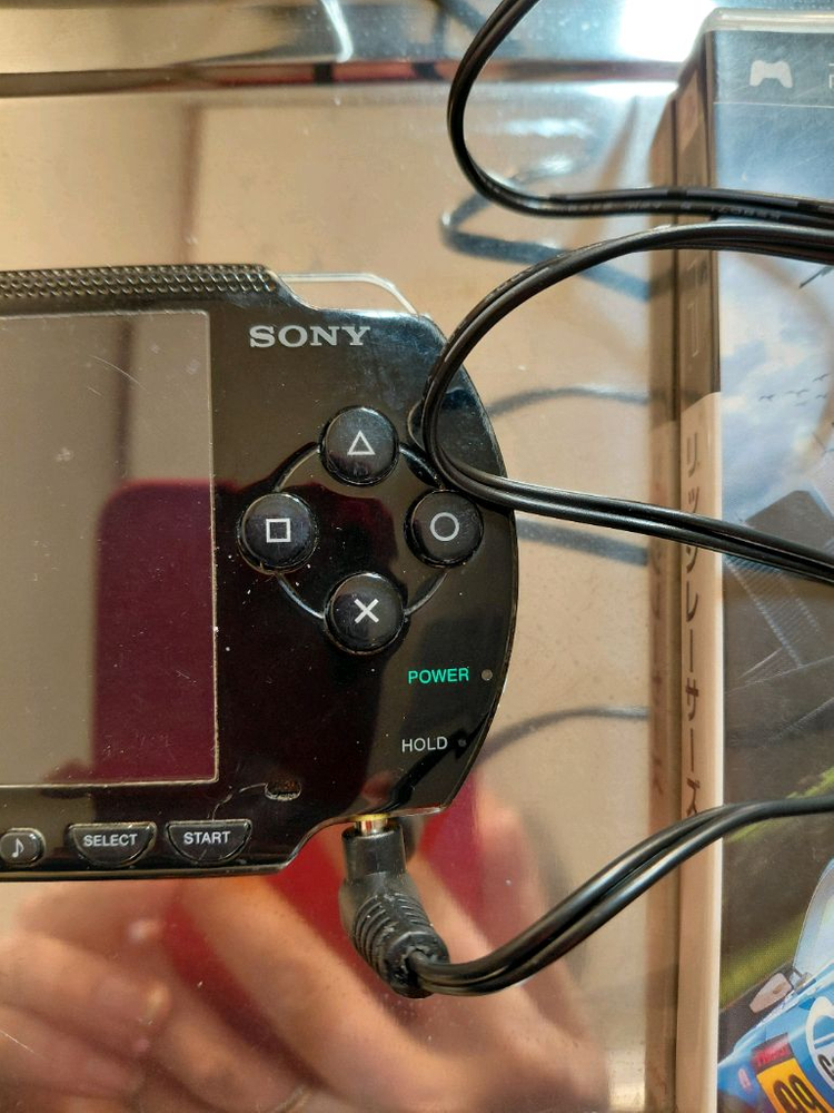 소니 PSP-1005 게임기 판매해요화면 깨끗하고 버튼 작동 잘 돼요다양한 게임을 즐길 수 있는 휴대용 게임기입니다 이미지