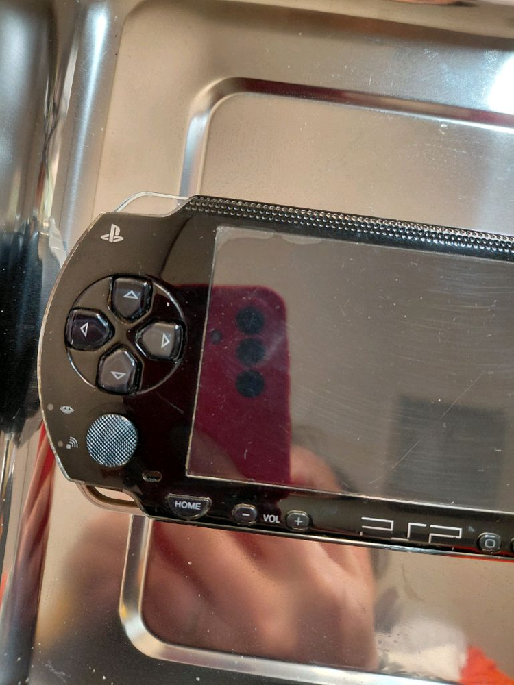 소니 PSP-1005 게임기 판매해요화면 깨끗하고 버튼 작동 잘 돼요다양한 게임을 즐길 수 있는 휴대용 게임기입니다 이미지