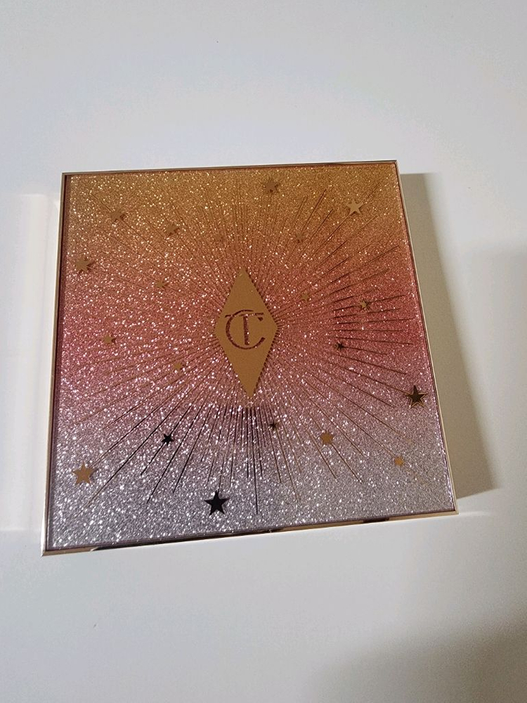 샬롯틸버리 홀리데이 컬렉션 더 뷰티버스 팔레트 새상품 판매합니다. 이미지