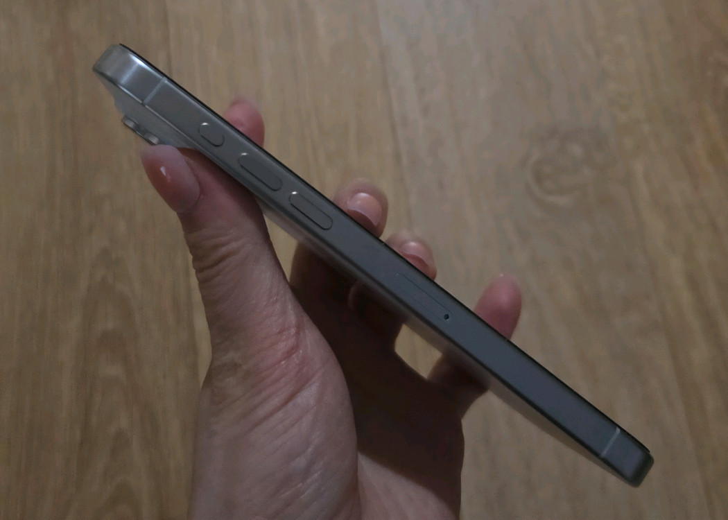 아이폰 15 Pro Max 1TB 화이트티타늄 89% 서브폰용도였음 새폰급 풀박 이미지