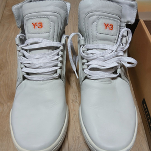 Y-3 요지 야마모토 화이트 컬러웨이 하이탑 스니커즈 이미지