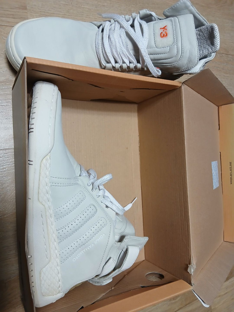 Y-3 요지 야마모토 화이트 컬러웨이 하이탑 스니커즈 이미지