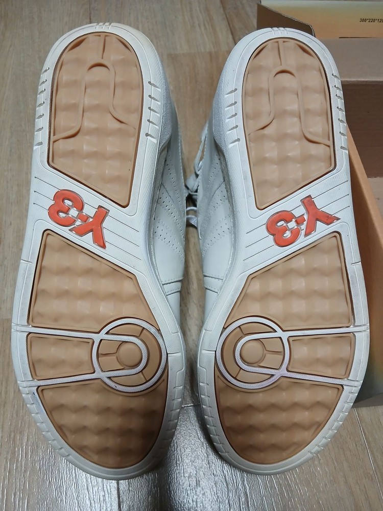 Y-3 요지 야마모토 화이트 컬러웨이 하이탑 스니커즈 이미지