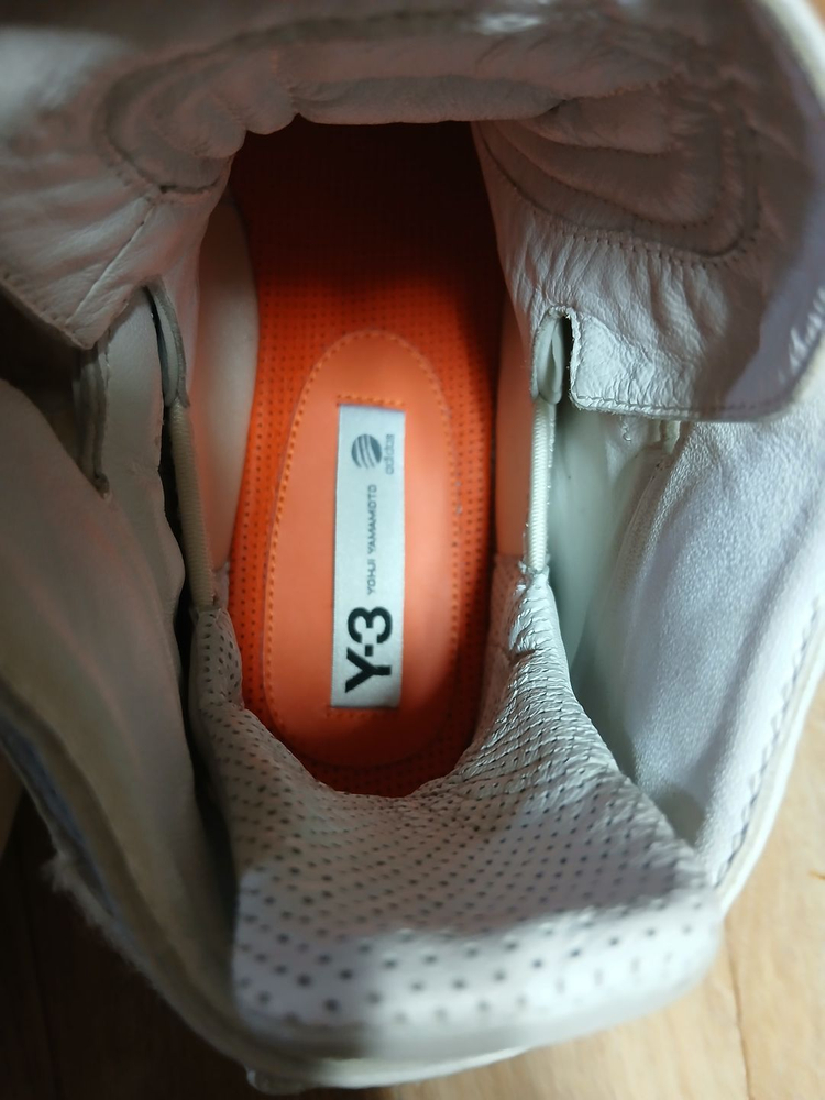 Y-3 요지 야마모토 화이트 컬러웨이 하이탑 스니커즈 이미지