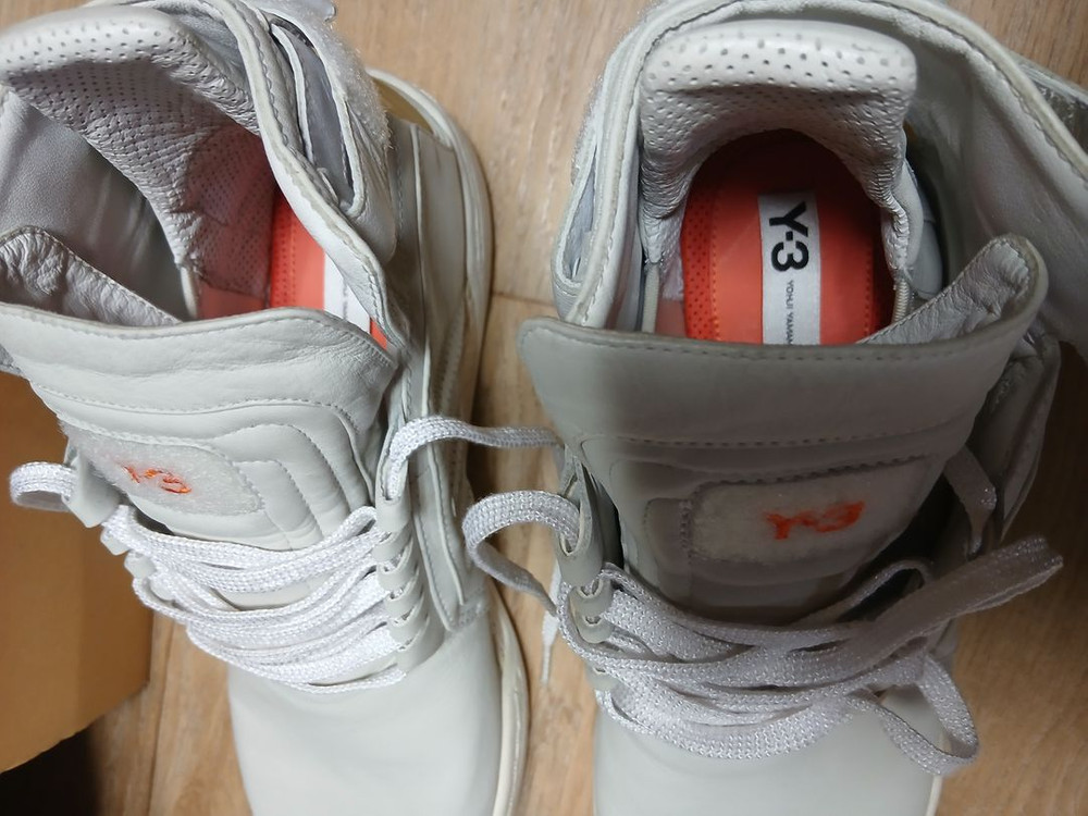 Y-3 요지 야마모토 화이트 컬러웨이 하이탑 스니커즈 이미지