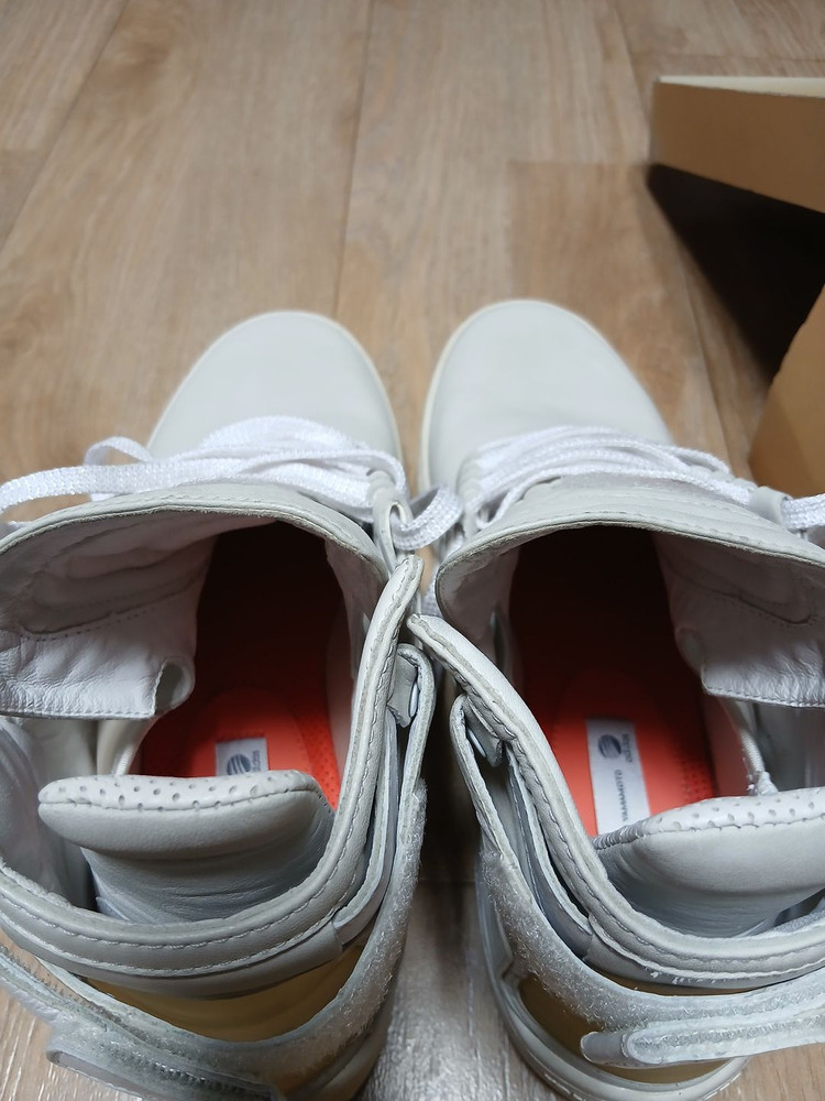 Y-3 요지 야마모토 화이트 컬러웨이 하이탑 스니커즈 이미지