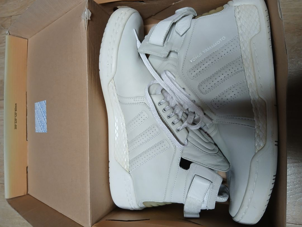 Y-3 요지 야마모토 화이트 컬러웨이 하이탑 스니커즈 이미지