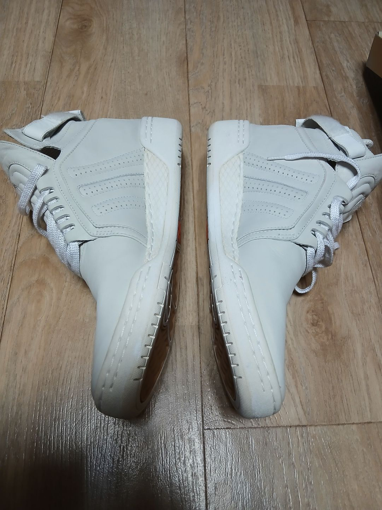 Y-3 요지 야마모토 화이트 컬러웨이 하이탑 스니커즈 이미지