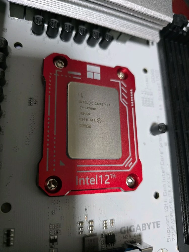 인텔 13700K CPU 기가바이트 Z790 어로스엘리트 AX ICE 메인보드 이미지