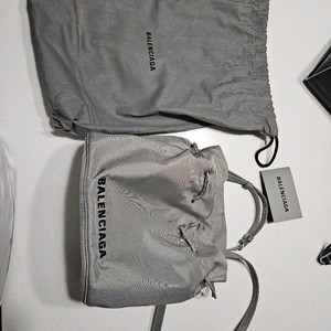 발렌시아가 버킷백 그레이 이미지