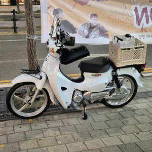 23년식 슈퍼커브 110 화이트 이미지