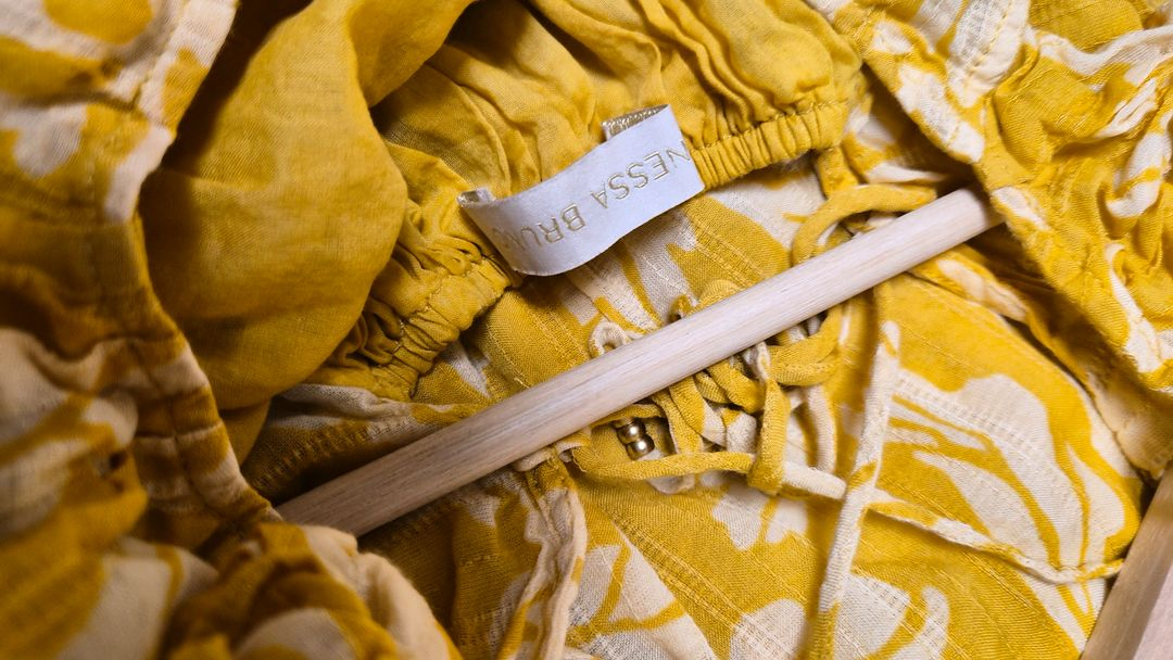 바네사브루노 머스타드 벨라 드레스 원피스 휴양지룩 이미지