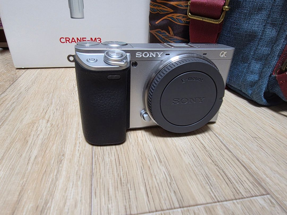 소니 a6400 실버 , 18 - 105렌즈 , 지윤 크레인m3 짐벌 , 내셔널 지오그랙픽가방 팔아요 이미지