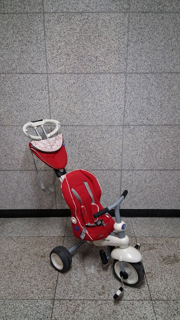 스마크 트라이크 세발자전거. 아이가 안전하게 탈 수 있는 스마트 트라이크 세발자전거입니다 안전바와 안전벨트가 있어 이미지