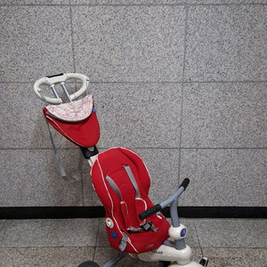 스마크 트라이크 세발자전거. 아이가 안전하게 탈 수 있는 스마트 트라이크 세발자전거입니다 안전바와 안전벨트가 있어 이미지