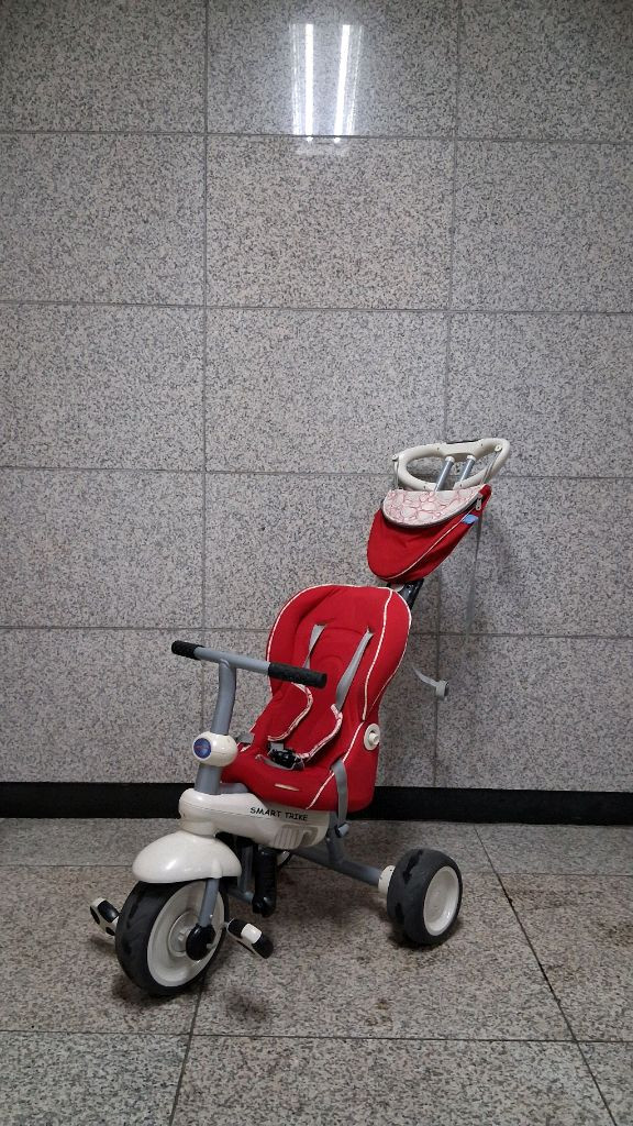 스마크 트라이크 세발자전거. 아이가 안전하게 탈 수 있는 스마트 트라이크 세발자전거입니다 안전바와 안전벨트가 있어 이미지