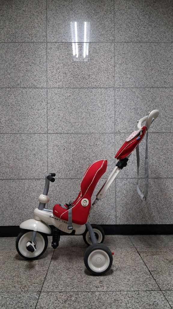 스마크 트라이크 세발자전거. 아이가 안전하게 탈 수 있는 스마트 트라이크 세발자전거입니다 안전바와 안전벨트가 있어 이미지