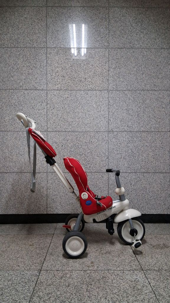 스마크 트라이크 세발자전거. 아이가 안전하게 탈 수 있는 스마트 트라이크 세발자전거입니다 안전바와 안전벨트가 있어 이미지