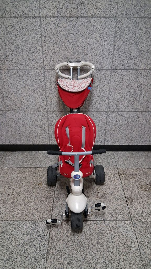 스마크 트라이크 세발자전거. 아이가 안전하게 탈 수 있는 스마트 트라이크 세발자전거입니다 안전바와 안전벨트가 있어 이미지