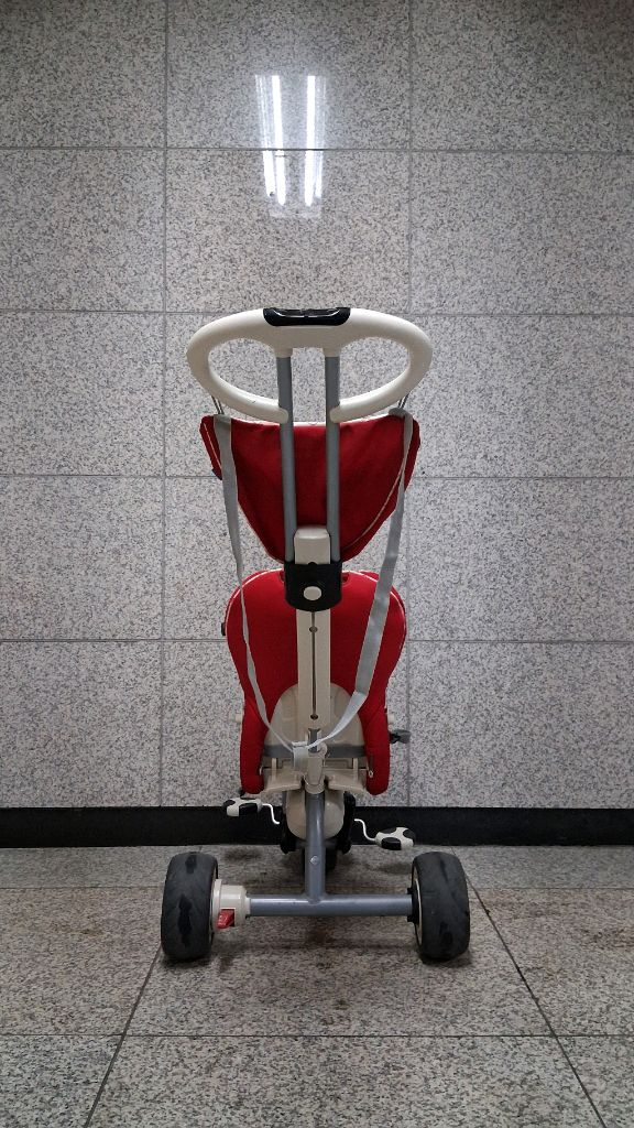 스마크 트라이크 세발자전거. 아이가 안전하게 탈 수 있는 스마트 트라이크 세발자전거입니다 안전바와 안전벨트가 있어 이미지