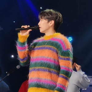박재범, 송강 착용 마르니 모헤어 스트라이프 니트 이미지