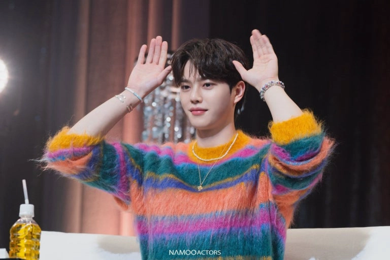 박재범, 송강 착용 마르니 모헤어 스트라이프 니트 이미지