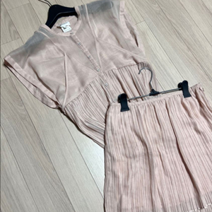 바네사브루노아떼 쉬폰 플리츠 투피스 블라우스 미니스커트 셋업 세트 치마 날개 민소매 나시 핑크베이지 여리핏 데이트룩 이미지