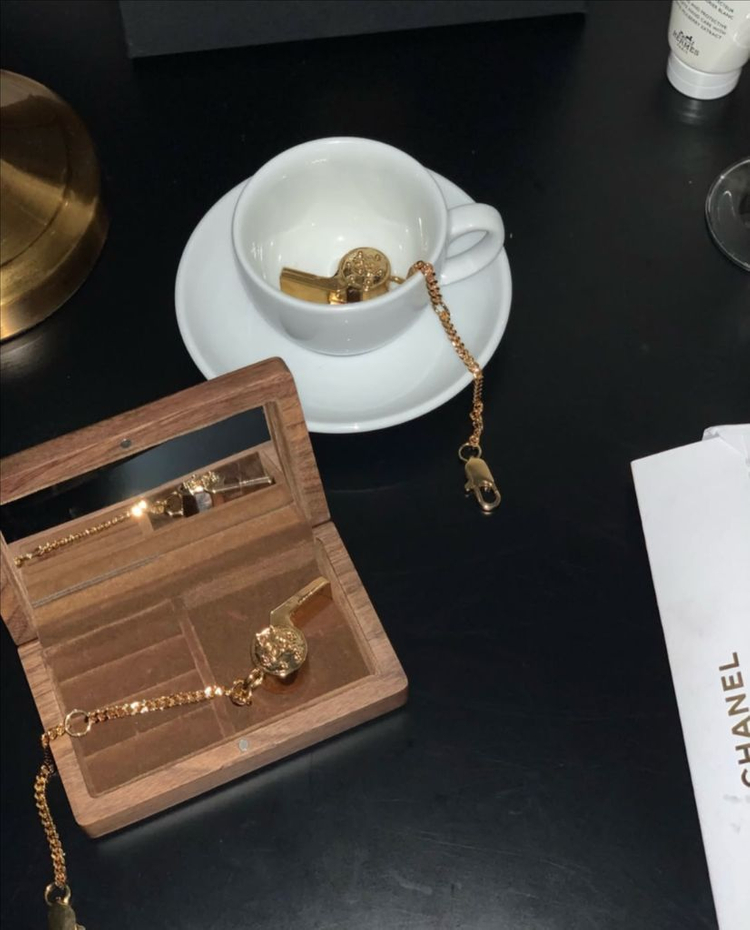 봉긋 러브비쥐 골드 휘슬 체인 키링 참 이미지