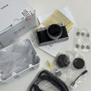 후지필름 X-E5 실버 색상에 XF23mm F2.8 R WR 렌즈 포함된 풀박스 구성입니다 - 렌즈캡, 스트랩 등 이미지