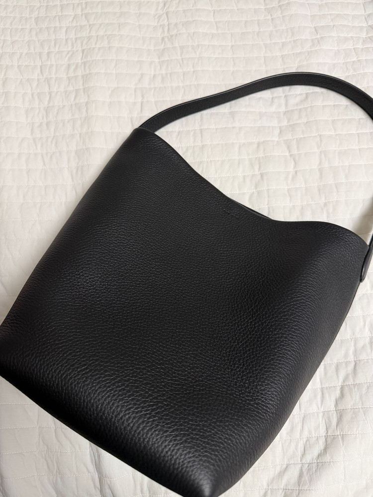 [새상품] 더로우 파크백 블랙 미듐 정가 판매합니다. 이미지