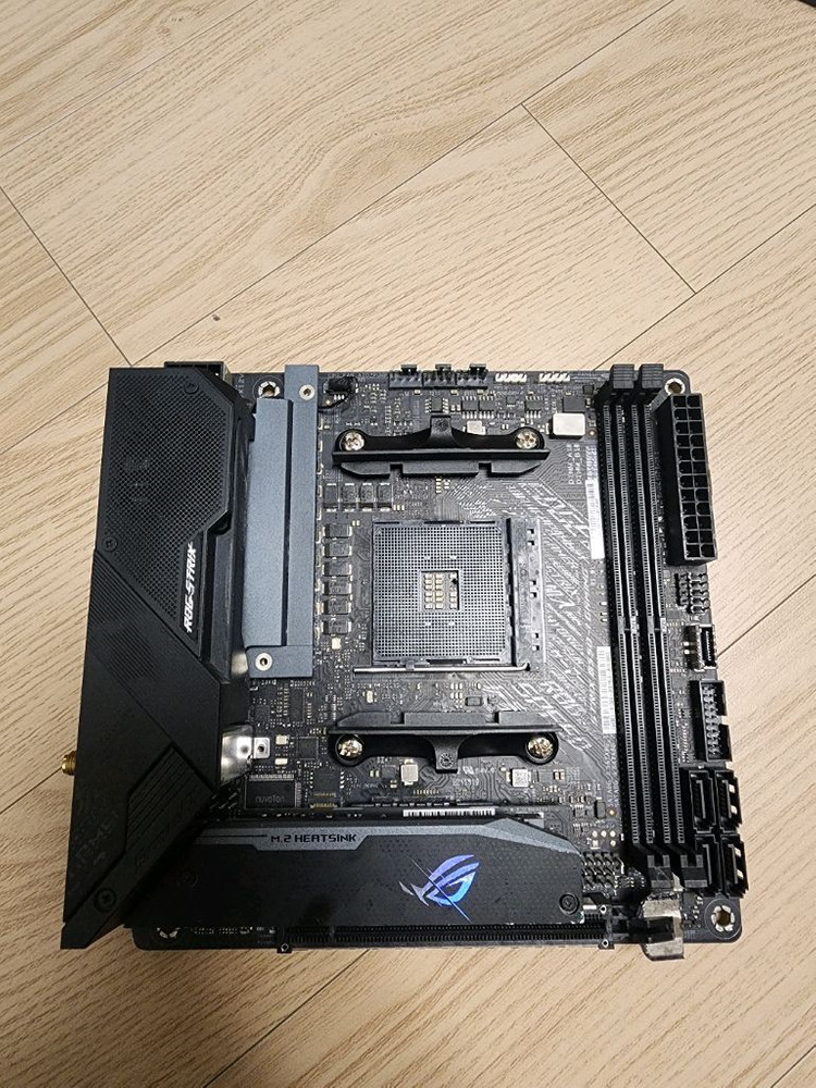 라이젠 5700x + ASUS ROG STRIX B550-I 메인보드 이미지
