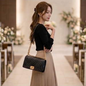 샤넬 라지 보이백 금장 체인 숄더백 이미지