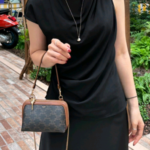 셀린느 트리옹프 크로스백/클러치백 새상품급 정품(감정서O)구찌프라다루이비통디올고야드샤넬보테가생로랑발렌시아가버버리가방 이미지