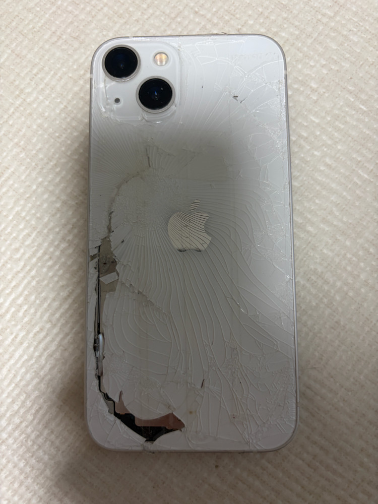 아이폰13 128기가 부품용 판매(와이파이,블투고장,진동안됨,뒷판파손) 이미지