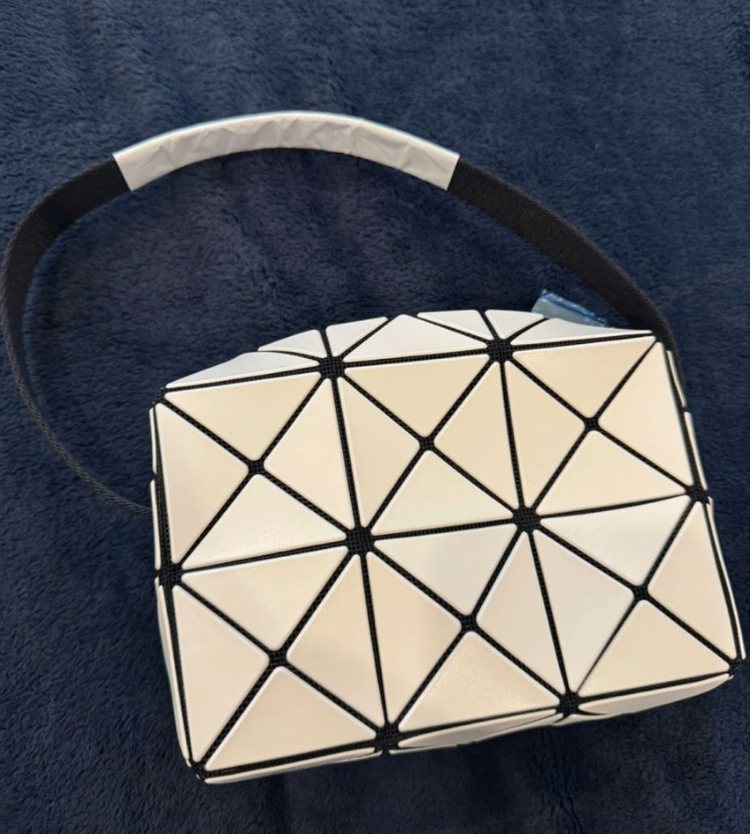 (새상품) 바오바오 큐보이드 크로스백 화이트 이미지