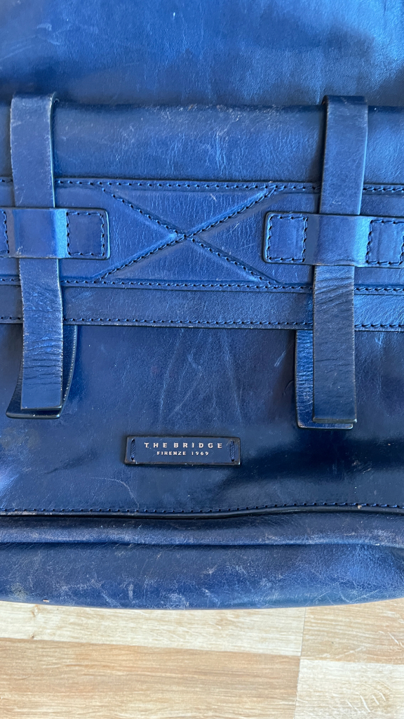 The Bridge 가죽가방 배낭 파란색 15인치 랩탑 수납 가능피렌체 명품이에요. 백만원 정도 했었어요. 천연가죽 이미지