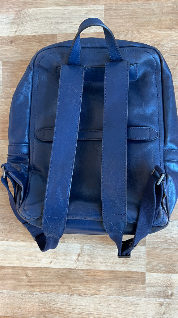 The Bridge 가죽가방 배낭 파란색 15인치 랩탑 수납 가능피렌체 명품이에요. 백만원 정도 했었어요. 천연가죽 이미지