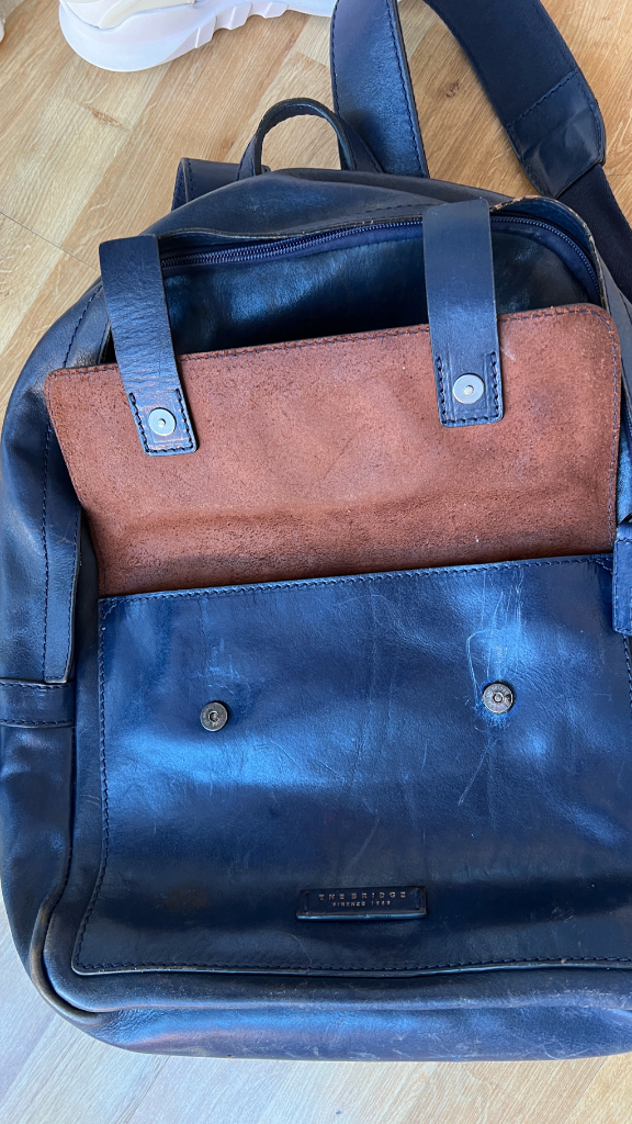 The Bridge 가죽가방 배낭 파란색 15인치 랩탑 수납 가능피렌체 명품이에요. 백만원 정도 했었어요. 천연가죽 이미지