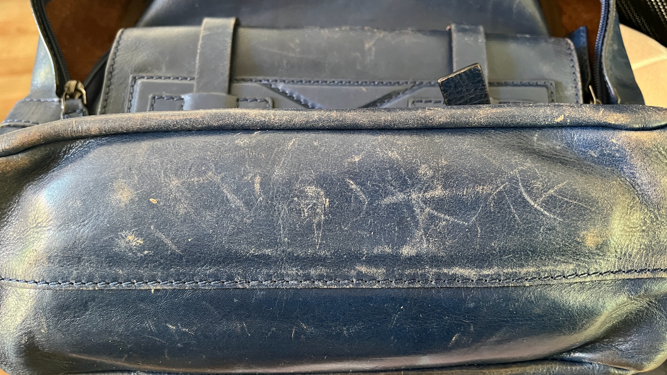 The Bridge 가죽가방 배낭 파란색 15인치 랩탑 수납 가능피렌체 명품이에요. 백만원 정도 했었어요. 천연가죽 이미지