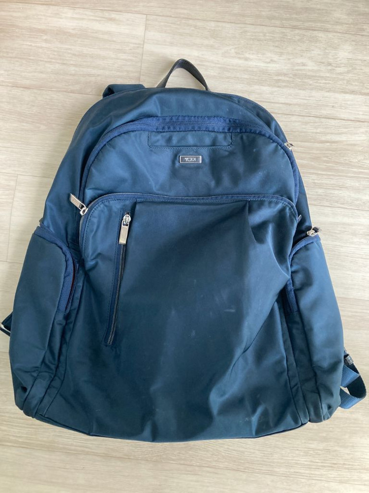 투미 TUMI 랩톱 맥북 15-16인치 수납가능 백팩 남색꽤 많은 것들이 들어가고 맨 뒤에 쿠션있는 랩톱 칸이 따로 이미지