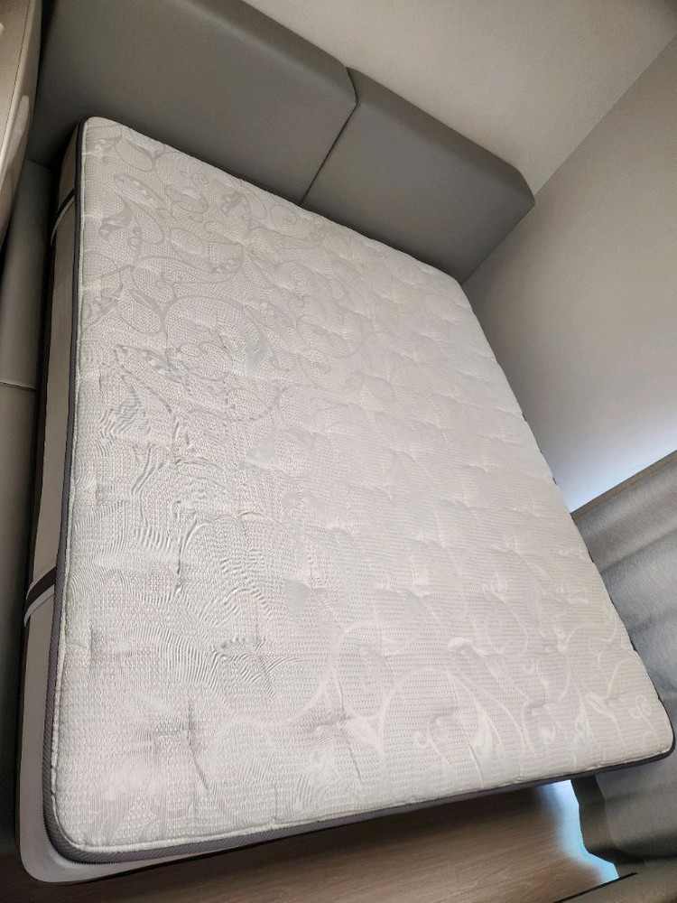 시몬스 뷰티레스트 아이허브 침대 프레임 세트 팝니다 이미지