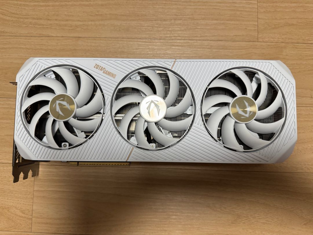 조텍 RTX 5090 SOLID OC White 이미지